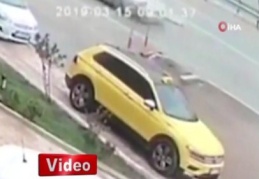 Otomobili delip içeri giren demir bariyer, sürücünün karnına saplandı