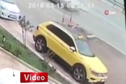 Otomobili delip içeri giren demir bariyer, sürücünün karnına saplandı