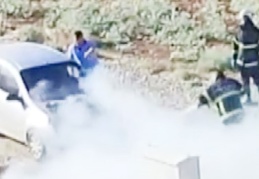 Otomobili kül olmaktan itfaiye kurtardı