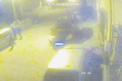 Otomobili soyan hırsızlar güvenlik kamerasına yakalandı 