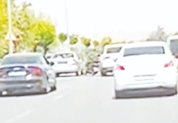 Otomobilin altında kalmaktan son anda kurtuldu