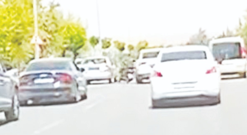 Otomobilin altında kalmaktan son anda kurtuldu