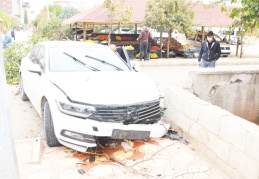 Otomobilin altında kalmaktan son anda kurtuldular