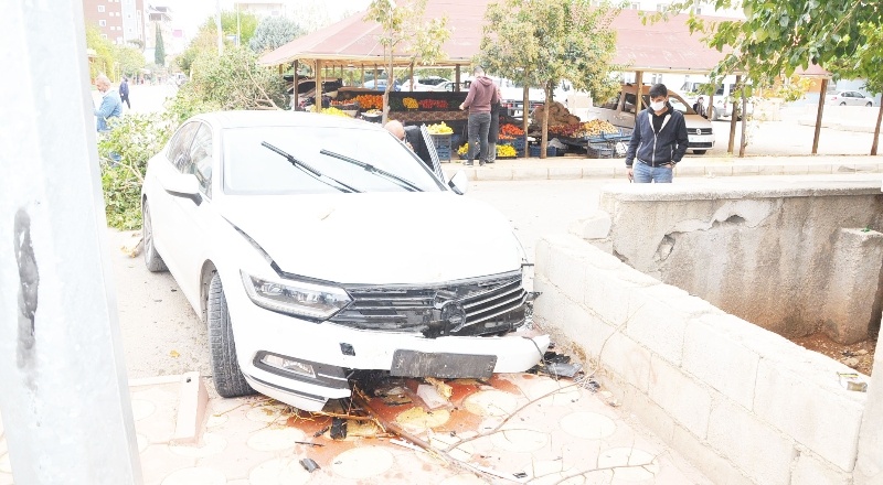 Otomobilin altında kalmaktan son anda kurtuldular