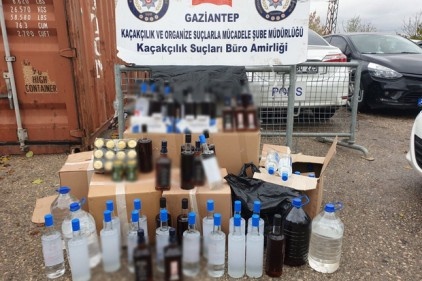 Otomobilin bagajında sahte alkol ele geçirildi