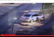 Otomobilin bariyerlere ok gibi saplanma anı kamerada