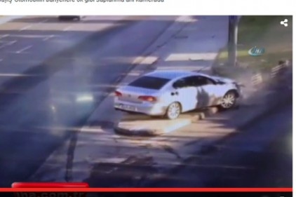 Otomobilin bariyerlere ok gibi saplanma anı kamerada