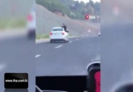 Otomobilin camında tehlikeli yolculuk