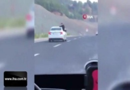 Otomobilin camında tehlikeli yolculuk