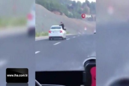 Otomobilin camında tehlikeli yolculuk