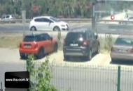 Otomobilin camından sarktı, çantayı böyle alıp kaçtı