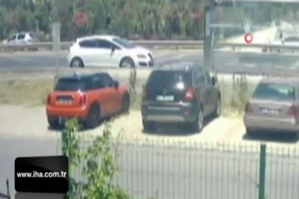 Otomobilin camından sarktı, çantayı böyle alıp kaçtı