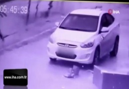 Otomobilin camını taşla kırıp, böyle soydular