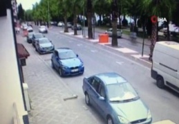 Otomobilin çarptığı yaşlı adamı metrelerce sürükledi