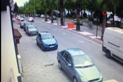 Otomobilin çarptığı yaşlı adamı metrelerce sürükledi