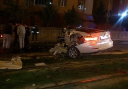 Otomobilin elektrik direğine çarpması sonucu bir kişi öldü