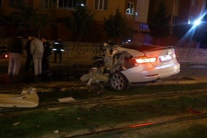 Otomobilin elektrik direğine çarpması sonucu bir kişi öldü