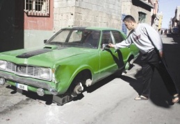 Otomobilin lastiklerini jantları ile birlikte söküp, götürdüler