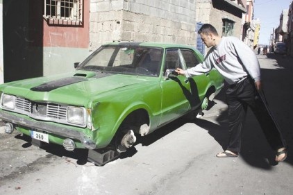 Otomobilin lastiklerini jantları ile birlikte söküp, götürdüler