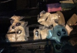 Otomobilin motoru ve hoparlöründeki uyuşturucuyu narkotik köpeği buldu