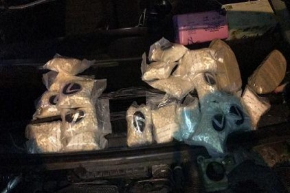 Otomobilin motoru ve hoparlöründeki uyuşturucuyu narkotik köpeği buldu