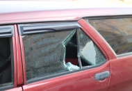 Otomobilin önünü kesip, taşladılar