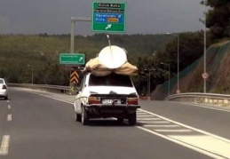 Otomobilin üzerinde çanak anten