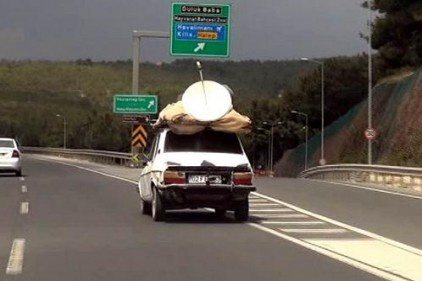 Otomobilin üzerinde çanak anten