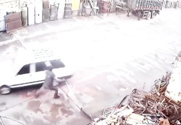 Otomobiline gelen hırsızları demir çubukla kovaladı