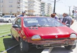 Otomobiliyle tramvay hattına girdi