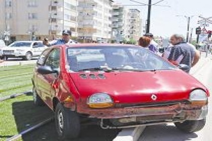 Otomobiliyle tramvay hattına girdi