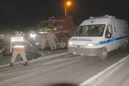 Otomobille kamyon ile çarpıştı