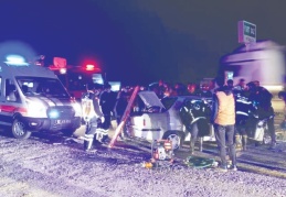 Otomobiller kafa kafaya çarpıştı: 4 yaralı