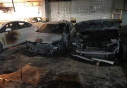 Otopark yangınında 3 araç kül oldu
