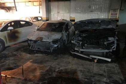 Otopark yangınında 3 araç kül oldu