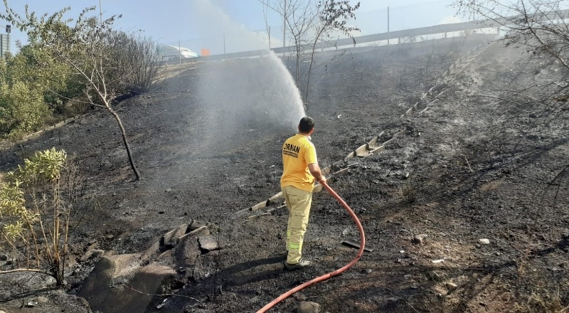 Otoyol kenarında çıkan örtü yangını büyümeden söndürüldü