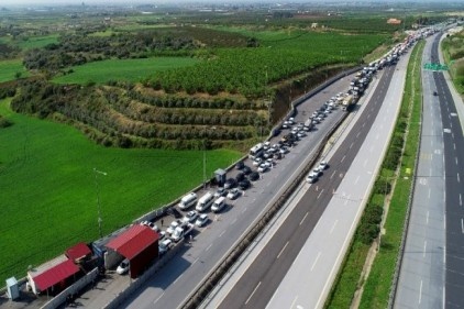 Otoyolda binlerce araç ve vatandaş korona virüs denetimine giriyor