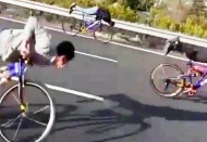 Otoyolda, bisiklet gösterisi