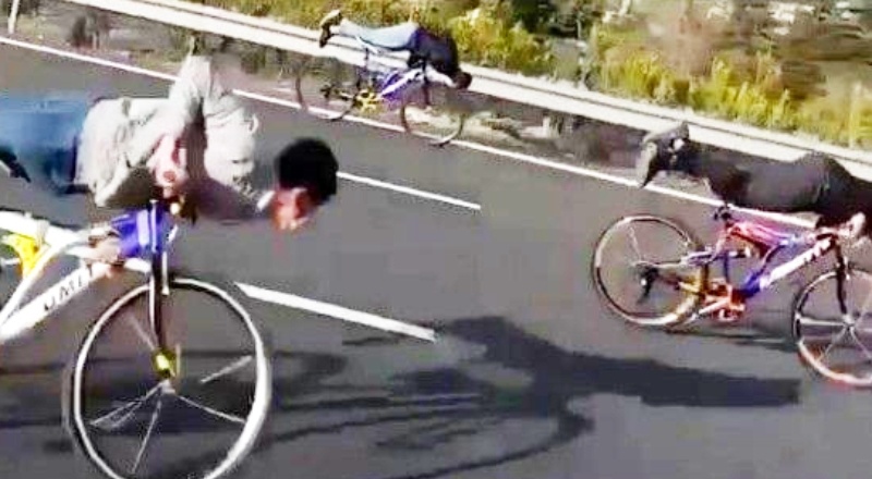 Otoyolda, bisiklet gösterisi