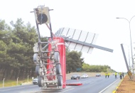 Otoyolda kamyonun damperi koptu, facianın eşiğinden dönüldü