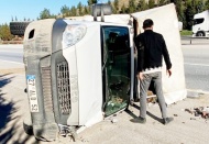 Otoyolda mobilya yüklü kamyonet devrildi