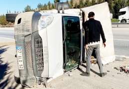 Otoyolda mobilya yüklü kamyonet devrildi