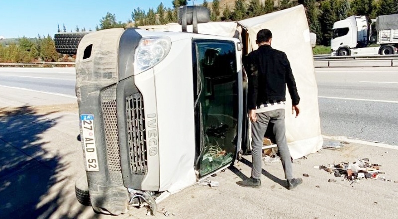 Otoyolda mobilya yüklü kamyonet devrildi