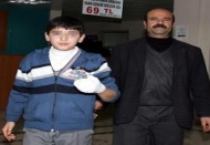 Oynadığı cisim elinde patladı