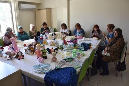 Oyuncak bebekler yaparak ekmek parası kazanıyorlar