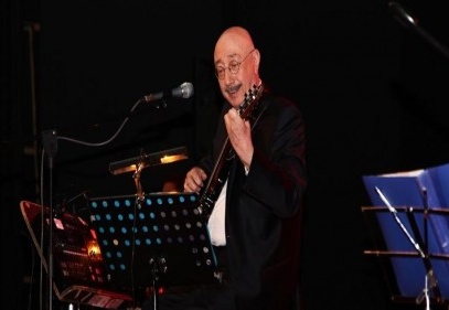 Özdemir Erdoğan bahar şarkıları söyledi