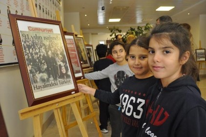 Özel günlerde yayınlanan gazete arşivini sergiliyor