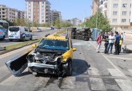 Özel halk otobüsü ile ticari taksinin çarpıştığı kazada 18 kişi yaralandı