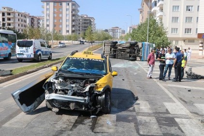 Özel halk otobüsü ile ticari taksinin çarpıştığı kazada 18 kişi yaralandı