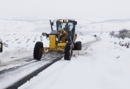 Özel İdarenin kepçe ve greyderleri Kilis-Gaziantep arasında yolları açıyor